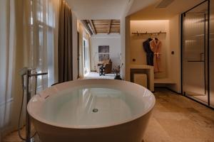 Shaxi Fengyasong Village Hotel的一间浴室
