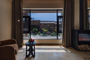 Shaxi Fengyasong Village Hotel的休息区