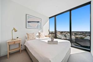 パースにある1BR Apartment in the Heart of the CBDのベッドルーム(白いベッド1台、大きな窓付)