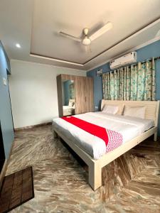 Un dormitorio con una cama grande con una manta roja. en Nikita Retreat Stay, en Calangute