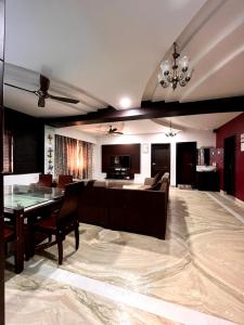 una sala de estar con un sofá y una mesa en Nikita Retreat Stay, en Calangute