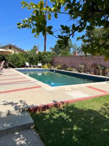 Πισίνα στο ή κοντά στο Just The Two Of Us -Romantic Pool View And Private Entry Sleeps 2 Near CSUN CSUN