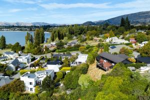 una vista aérea de una ciudad con casas y un lago en The Lookout - Lake Views, en Wanaka