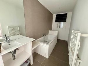 Koupelna v ubytování Magnifique Villa + 8 fotografií