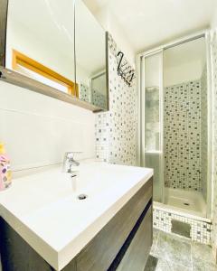 Koupelna v ubytování Elegant 1BR Apartment by Danube River Premium Stay