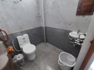 Koupelna v ubytování Sri Aksha Residency
