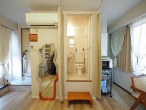 ein Bad mit WC in einem Zimmer in der Unterkunft UENO 704 jellynehouse in Tokio + 67 Fotos