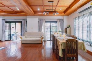 Χώρος καθιστικού στο The Loft Pool Villa Chiang Mai by Sabai Sabai villa