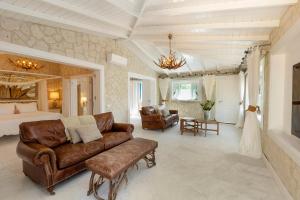 A seating area at Sabrinas Haus - Adult Only +14