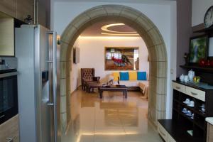 an archway in a kitchen with a living room at Villa Moné in Koskinou