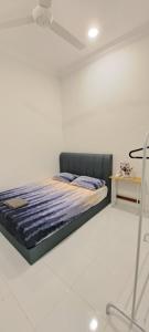 Bukit PayongにあるRaudhah Homestay Tasek Kuala Terengganuのベッドのある白い部屋のベッドsidx sidx +3枚の写真