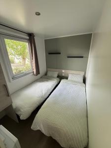 Mobil Home SIBLU VALRAS PLAGE客房内的一张或多张床位