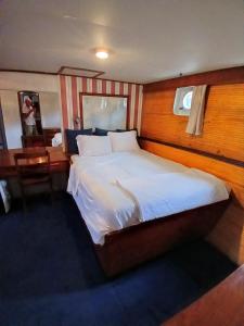Postel nebo postele na pokoji v ubytování Don Maximo Yacht Hotel