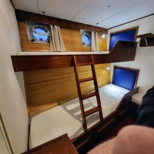Palanda nebo palandy na pokoji v ubytování Don Maximo Yacht Hotel