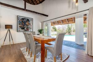 Kolam renang di atau dekat dengan Entire Villa in Bryanston