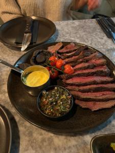 een bord vlees en groenten op een tafel bij Porthcawl Trecco bay Ash91 in Newton +15 foto's