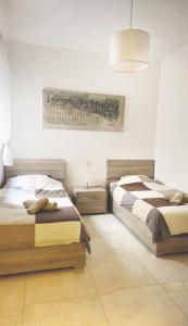 Rúm í herbergi á Calypso Apartment