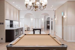 una mesa de billar en medio de una sala de estar en Celib Yeoui, en Seúl 34 fotos más