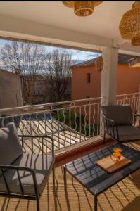 a balcony with a table and chairs on a balcony at Deux chambres avec terrasse dans le centre ville d'Aix en Provence in Aix-en-Provence