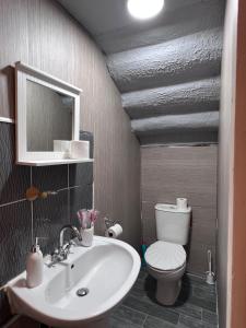 Un baño con lavabo e inodoro en Cheerful 5 Bedroom House Close to Central West End and Parking, en Glasgow 13 fotos más