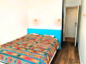 Katil atau katil-katil dalam bilik di La parenthese bleue