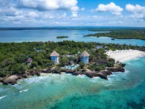 vista aerea sul resort e sulla spiaggia di Chale Island Resort a Isola di Chale