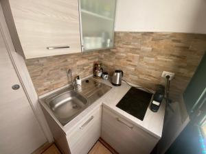 una piccola cucina con lavandino in acciaio inossidabile di Casa Angelica a Siracusa Altre 32 foto