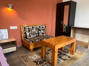 a living room with a bench and a table at Green Backpacker's Hostel and Homestay in Amritsar