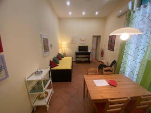 un soggiorno con un divano e un tavolo di Casa Angelica a Siracusa