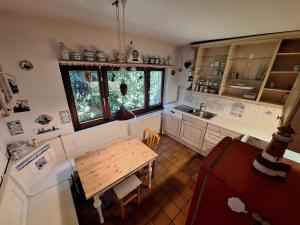 Kuchyň nebo kuchyňský kout v ubytování Ruhiges Zimmer mit Blick in den Garten