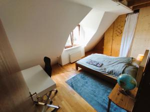 Postel nebo postele na pokoji v ubytování Ruhiges Zimmer mit Blick in den Garten