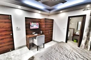 TV a/nebo společenská místnost v ubytování Hotel Delhi Aerocity, NH 48