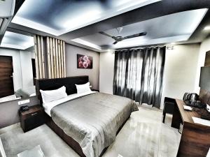 Postel nebo postele na pokoji v ubytování Hotel Delhi Aerocity, NH 48