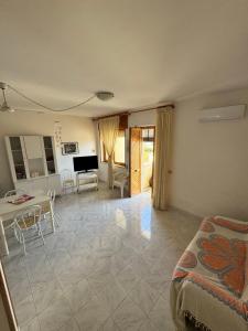 TV a/nebo společenská místnost v ubytování Sole d'Otranto