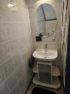 une petite salle de bain avec un lavabo et un miroir dans l'établissement Maison tout confort 4 ch 8p domaine privé avec piscines, et plage à 10 min à pied, à Portiragnes