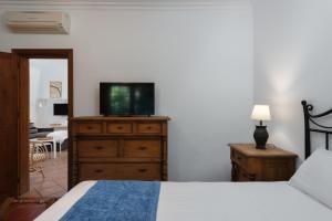 A bed or beds in a room at Villa Piscina & Jacuzzi Privado Még 27 kép