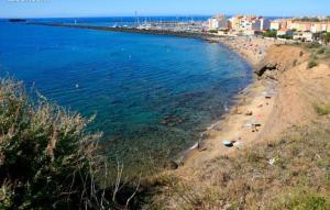 een strand met een stel mensen op het water bij Cottage Cap d Agde in Agde