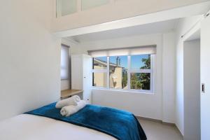 Giường trong phòng chung tại Bakoven Beach House