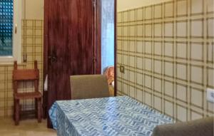 A bed or beds in a room at Cozy Apartment In Marina Di Santangelo