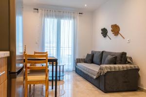 a living room with a couch and a table at Sirokos Kefalos in Kefalos