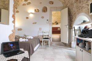 sypialnia z łóżkiem i stołem z laptopem w obiekcie Casa Gioia Ostuni w mieście Ostuni