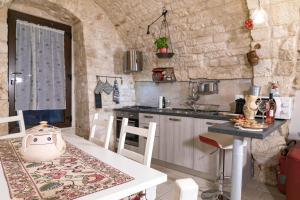 kuchnia z blatem i stołem z krzesłami w obiekcie Casa Gioia Ostuni w mieście Ostuni +29 zdjęć