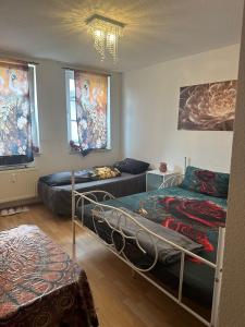 1 dormitorio con 2 literas y sofá en Ferienzimmer Healing und Montuerwohnung, en Weissenfels