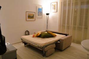 a bedroom with a bed in a room at La Casetta di via Tasso in Piombino