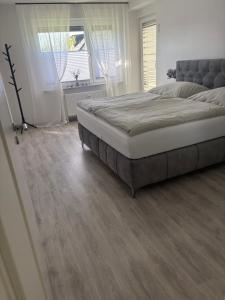 Ένα ή περισσότερα κρεβάτια σε δωμάτιο στο Alaras Apartment