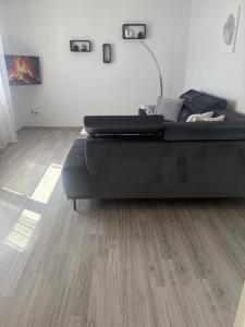 Μια τηλεόραση ή/και κέντρο ψυχαγωγίας στο Alaras Apartment