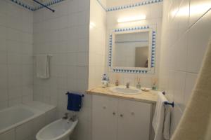 une salle de bain avec deux lavabos, une baignoire et un miroir dans l'établissement Praia da Rocha Wi-Fi 472, à Praia da Rocha 39 autres photos