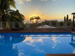 a swimming pool with a view of the ocean at Maison coloniale 12/16 pers. in Pointe-Noire