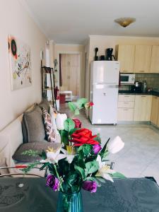 een vaas met bloemen op een tafel in een woonkamer bij Καινούριο Ανεξάρτητο Διαμέρισμα in Nafplio