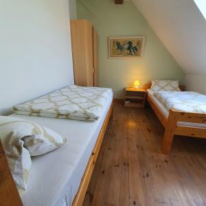 Łóżko lub łóżka w pokoju w obiekcie Dworek Marmis - idealny dla rodzin